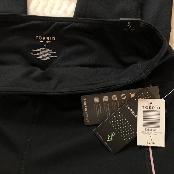 Torrid Lattice Front Crop Active Legging w/Pockets - Picture 11 of 13